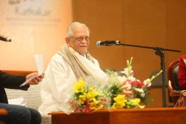 NEW DELHI, INDIA - 17 Mart 2024: Bollywood söz yazarı Gulzar, 17 Mart 2024 'te Delhis Bharat Mandapam, Pragati Meydan' da düzenlenen 17.