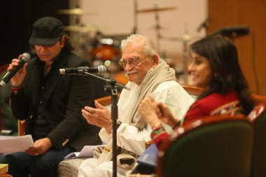 NEW DELHI, INDIA - 17 Mart 2024: Bollywood şarkıcısı Mohit Chauhan ve söz yazarı Gülzar 17. Kathakar Uluslararası Hikaye Anlatanları Festivali sırasında Delhis Bharat Mandapam, Pragati Meydan, 17 Mart 2024 'te Yeni Delhi, Hindistan' da 