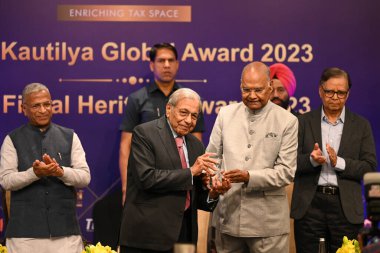 NEW DELHI, INDIA - APRIL 6, 2024: NK Singh, Hindistan 'ın 15. Finans Komisyonu Başkanı, eski Hindistan Devlet Başkanı Ramnath Kovind' den 2023 TİOL Mali Miras Ödülü 'nü 6 Nisan 2024 tarihinde Yeni Delhi, Hindistan' da bulunan Taj Hotel Mansingh Road 'da aldı..