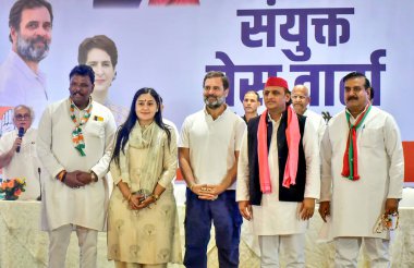 Gaziabad Kongre Başkanı Rahul Gandhi ve Samajwadi Partisi Genel Başkanı Akhilesh Yadav, 17 Nisan 2024 tarihinde Hindistan 'ın Gaziabad kentinde düzenlenen ortak basın toplantısında INDIA partilerine hitaben bir konuşma yaptı..