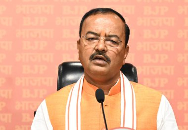 NEW DELHI, INDIA - 26 Nisan 2024: Uttar Pradesh Genel Bakan Yardımcısı Keshav Prasad Maurya, 26 Nisan 2024 tarihinde Hindistan 'ın Yeni Delhi kentinde düzenlenen basın toplantısında basın mensuplarına seslendi.