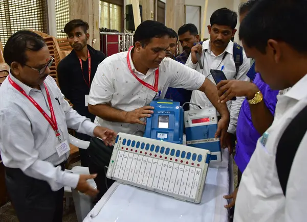 stock image MUMBAI, INDIA - APRIL 4, 2024: Polling officials for the upcoming Loksabha election attend a training session with an Electronic Voting Machine (EVM) in preparation for the ahead Loksabha Elections 2024 on April 4, 2024 in Mumbai, India.