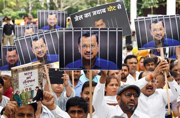 stock image NEW DELHI, INDIA - APRIL 7, 2024: Supporters during AAP's day-long 'samuhik upvas' in protest against the arrest of party leader and Delhi CM Arvind Kejriwal at Jantar Mantar, on April 7, 2024 in New Delhi, India. The Aam Aadmi Party (AAP)