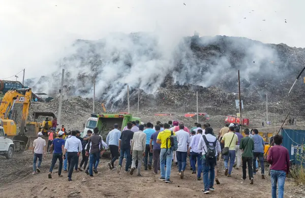 Stock image NEW DELHI, INDIA - APRIL 22, 2024:  Firemen working round the clock to douse the fire at Gazipur Landfill area in the morning on April 22, 2024 in New Delhi, India.  