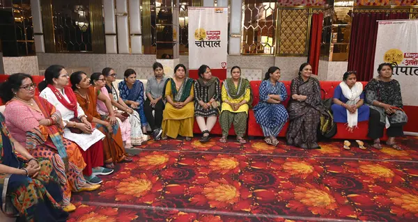 NEW DELHI, INDIA - 10 Nisan 2024 tarihinde Hindistan 'ın Yeni Delhi şehrinde yapılacak olan Raghu Nath Tapınağı Krishana Nagar seçimlerinde Anokhi Panchayat (kadın parlamentosuna) katılan Doğu Delhi Lok Sabha seçmenleri. 