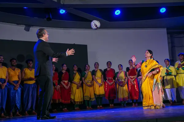 stock image NEW DELHI, INDIA - APRIL 13 2024: Kenneth Felix Haczynski da Nobrega, Ambassador of Brazil to India with Bharatanatyam performer and producer of the show, Jayalakshmi Eshwar (R) during an event titled 