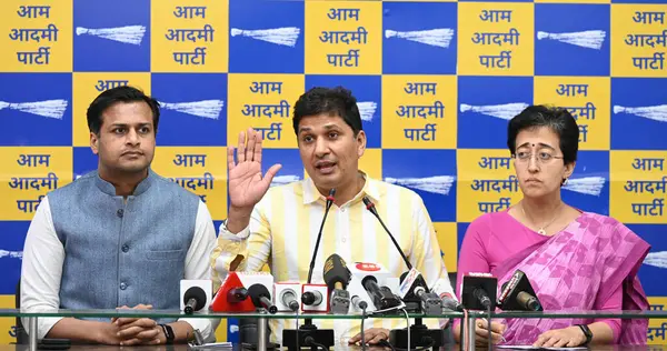 NEW DELHI, INDIA - APRIL 2, 2024: AAP liderleri ve Delhi Kabine Bakanı Saurabh Bharadwaj, Atishi Singh ve AAP lideri Jasmine Shah, Anayasa Mahkemesi 'nin Delhi' deki tüketim politikası davasında AAP lideri Sanjay Singh 'e kefalet kararı vermesi sonrasında basın toplantısı düzenlediler..