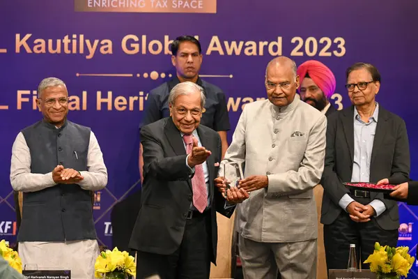 NEW DELHI, INDIA - APRIL 6, 2024: NK Singh, Hindistan 'ın 15. Finans Komisyonu Başkanı, eski Hindistan Devlet Başkanı Ramnath Kovind' den 2023 TİOL Mali Miras Ödülü 'nü 6 Nisan 2024 tarihinde Yeni Delhi, Hindistan' da bulunan Taj Hotel Mansingh Road 'da aldı..