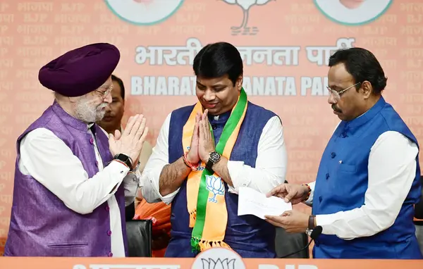 NEW DELHI, INDIA - 11 Nisan 2024: Rohan Gupta kongre sözcüsü Vinod Tawde (3L) ve Hardeep Singh Puri 'nin (L) 11 Nisan 2024' te Yeni Delhi, Hindistan 'daki DDU Marg' daki BJP karargahında BJP 'ye katıldı..  