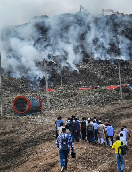 stock image NEW DELHI, INDIA - APRIL 22, 2024:  Firemen working round the clock to douse the fire at Gazipur Landfill area in the morning on April 22, 2024 in New Delhi, India.  