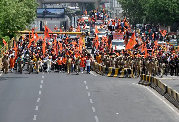 NOIDA, INDIA - 28 Nisan 2024 'te Hindistan' ın Noida kentinde, Hanuman Janmotsav vesilesiyle, Vishwa Hindu Parishad ve Bajrang Dal çalışanları, Kashiram Koloni Bölgesi 45 'ten bir geçit töreni düzenledi.. 