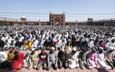 NEW DELHI, INDIA - 15 Mart 2024: Müslüman dindarlar, 15 Mart 2024 tarihinde Hindistan 'ın Yeni Delhi kentinde, Jama Mescidi' nde kutsal Ramazan ayının ilk Cuma namazını kılarlar. Her yıl, İslam takviminin dokuzuncu ayına büyük bir adanmışlıkla bakılıyor.