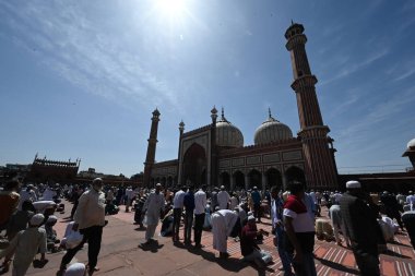 NEW DELHI, Hindistan - 15 Mart 2024: Müslümanlar kutsal Ramazan ayının ilk Cuma günü Jama Mescidi 'nde namaz kılmayı teklif ettiler. Her yıl, İslam takviminin dokuzuncu ayına büyük bir adanmışlıkla bakılıyor.