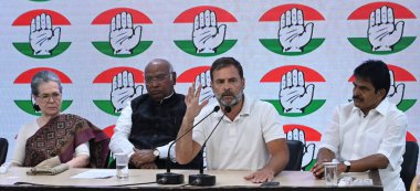 NEW DELHI, INDIA - 21 Mart 2024: Kongre Başkanı Mallikarjun Kharge ve parti liderleri Sonia Gandhi Rahul Gandhi, KC Venugopal, Ajay Maken ve Jairam Ramesh, AICC genel merkezindeki banka hesaplarının dondurulması üzerine düzenlenen basın toplantısında.