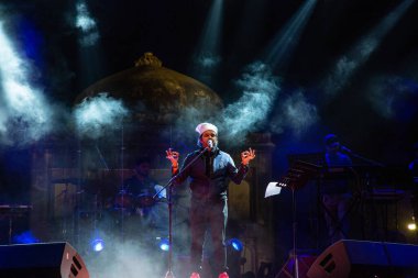 NEW DELHI, INDIA - 4 Mart 2024: Sanatçı Javed Ali, Delhi Turizm 'in Sunder Nursery' de düzenlediği konserde sahne aldı