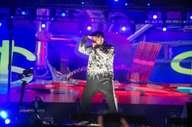 NEW DELHI, INDIA - FEBRUARY 9, 2024: Bollywood şarkıcısı, rapçi, söz yazarı ve müzik bestecisi Raftaar, üç günlük kültür ve teknoloji festivali Moksha - Netaji Subhas Teknoloji Üniversitesi 'nde (NSUT), Dwarka