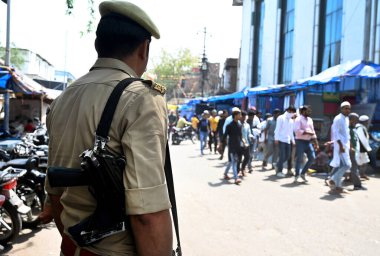 NOIDA, INDIA - 29 Mart 2024: Noida Polisi, Banda 'daki bir hastanede kalp krizi geçirerek hayatını kaybeden gangster-siyasetçi Muhtar Ansari' nin ölümü sonrasında güvenlik önlemlerinin artmasıyla Sektör 8 'de bir bayrak yürüyüşü gerçekleştirdi.