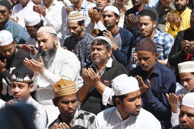 NEW DELHI, INDIA - 15 Mart 2024: Müslüman dindarlar, 15 Mart 2024 tarihinde Hindistan 'ın Yeni Delhi kentinde, Jama Mescidi' nde kutsal Ramazan ayının ilk Cuma namazını kılarlar. Her yıl, İslam takviminin dokuzuncu ayına büyük bir adanmışlıkla bakılıyor.