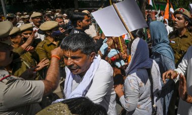 NEW DELHI, INDIA - 15 Mart 2024: Delhi Polisi, 15 Mart 2024 'te Hindistan' ın Yeni Delhi kentinde bulunan AICC genel merkezi yakınlarındaki Anti-CAA açıklamalarına karşı düzenlenen bir protesto sırasında Pakistan ve Afganistan 'dan Hindu mültecileri durdurmaya çalıştı.. 