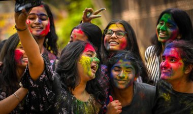 NEW DELHI, INDIA - 21 Mart 2024: Öğrenciler, 21 Mart 2024 'te Hindistan' ın Yeni Delhi kentinde, Matasundari Koleji 'nin önünde Holi festivali öncesinde renklilerle oynuyor