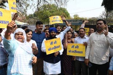 NEW DELHI, INDIA - 22 Mart 2024: AAP parti liderleri ve işçiler arasında Modi hükümetini protesto eden AAP Genel Müdürü ve İşçi Partisi (AAP) lideri ve işçileri, Delhi CM Arvind Kejriwal 'ın dün akşam AAP DDU' da tutuklanmasının ardından 