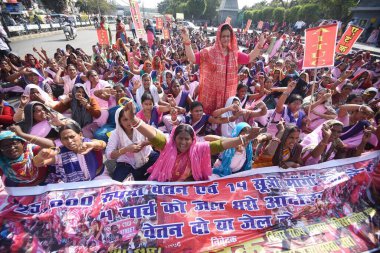 PATNA, INDIA: Bihar Rajya Asha Sangh üyeleri, 4 Mart 2024 'te Hindistan' ın başkenti Patna 'daki Buddha Smriti Parkı' nda işlerinin düzenlenmesi talebiyle protesto gösterileri düzenliyorlar.. 