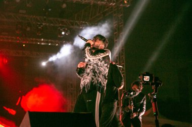 NEW DELHI, INDIA - FEBRUARY 9, 2024: Bollywood şarkıcısı, rapçi, söz yazarı ve müzik bestecisi Raftaar, üç günlük kültür ve teknoloji festivali Moksha - Netaji Subhas Teknoloji Üniversitesi 'nde (NSUT), Dwarka