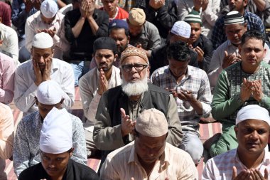 NEW DELHI, INDIA - 15 Mart 2024: Müslüman dindarlar, 15 Mart 2024 tarihinde Hindistan 'ın Yeni Delhi kentinde, Jama Mescidi' nde kutsal Ramazan ayının ilk Cuma namazını kılarlar. Her yıl, İslam takviminin dokuzuncu ayına büyük bir adanmışlıkla bakılıyor.