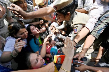 NEW DELHI, INDIA - 26 Mart 2024: Yeni Delhi, Hindistan 'da 26 Mart 2024 tarihinde Delhi CM Arvind Kejriwal' ın tutuklanmasına karşı Patel Chowk metro istasyonu önünde düzenlenen protestolarda güvenlik personeli AAP çalışanlarını gözaltına aldı.