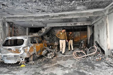 NEW DELHI, INDIA - 14 Mart 2024: Delhi polis yetkilileri, 14 Mart 2024 'te Hindistan' ın Yeni Delhi kentinde 2 'si çocuk 4 kişinin hayatını kaybettiği Shastri Nagar' daki Sarojini Parkı 'ndaki Gali No.13' teki bir iskan binasında soruşturma başlattı..