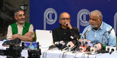 NEW DELHI, İNDİA - 22 Mart: Prashant Bhushan, Anayasa Mahkemesi, Prof. Jagdeep Chhokar, Demokratik Reformlar Derneği, Anjali Bharadwaj, Ortak Amaç, Nitin Sethi, Gazeteciler Topluluğu son açıklamalar hakkında basın toplantısı düzenledi 