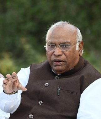 NEW DELHI, Hindistan - 31 Mart: Kongre Başkanı Mallikarjun Kharge I.N.D.I.A. 'ya seslendi Bloğun 'Loktantra Bachao Rallisi' 31 Mart 2024 'te Hindistan' ın Yeni Delhi kentinde Ramleela Meydan 'da. 