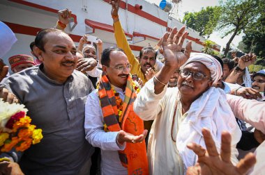 NEW DELHI, INDIA - 12 Mart 2024: Delhi BJP Başkanı Virendra Sachdeva, Afganistan ve Pakistan 'dan Sih ve Hindu mültecilerle birlikte BJP Genel Merkezi' ndeki CAA uygulamasının ardından, Pant Marg 'ı kutluyor.