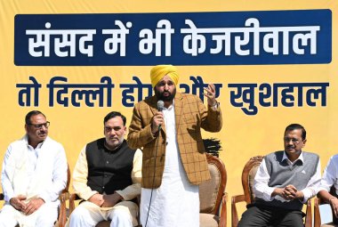 NEW DELHI, INDIA - 8 Mart 2024: Punjab Genel Sekreteri Bhagwant Mann, Lok Sabha seçim kampanyası sırasında parti lideri Gopal Rai ve Dört Lok Sabha adayı ile birlikte Delhi Genel Sekreteri Arvind Kejriwal 'a seslendi 