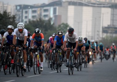 GREATER NOIDA, INDIA - 17 Mart 2024 'te Hindistan' ın başkenti Büyük Noida 'da 55 kilometre uzunluğunda bir Cyclothon' a katıldılar. HCL Cyclothon, Hindistan Bisiklet Federasyonu nezaretinde düzenlendi. 