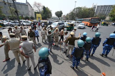 NEW DELHI, INDIA - 22 Mart 2024: AAP lideri ve Delhi başbakanı Arvind Kejriwal 'ın 22 Mart 2024 tarihinde Yeni Delhi, Hindistan' da ITO Chowk 'ta tutuklanmasına karşı düzenlenen AAP protestosu sırasında ITO' da konuşlandırılan ağır güvenlik güçleri. Khanna Hindu