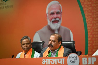 NEW DELHI, INDIA - 24 Mart: Eski Hava Kuvvetleri Komutanı, Hava Mareşali (Retd.) RKS Bhadauria ve Tirupati 'li eski milletvekili Varaprasad Rao, Birlik Bakanı Anurag Thakur ve parti Genel Sekreteri Vinod Tawde' nin huzurunda BJP 'ye katıldı. 