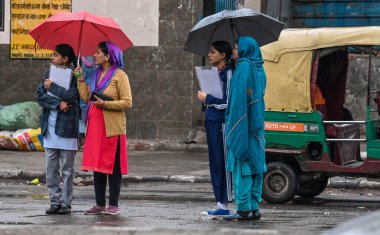 NEW DELHI, INDIA - 2 Mart 2024: Yeni Delhi, Hindistan 'da 2 Mart 2024 tarihinde, hafif yağmur sırasında, yağmur şiddetli soğuğu artırdı. Cumartesi günü yağan yağmur başkentin bir kısmını kasıp kavurdu.