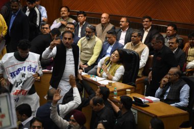 NEW DELHI, INDIA - 7 Mart 2024: BJP MCD Konsey Üyeleri, 7 Mart 2024 'te Yeni Delhi, Hindistan' da düzenlenen MCD toplantısında protesto gösterileri.