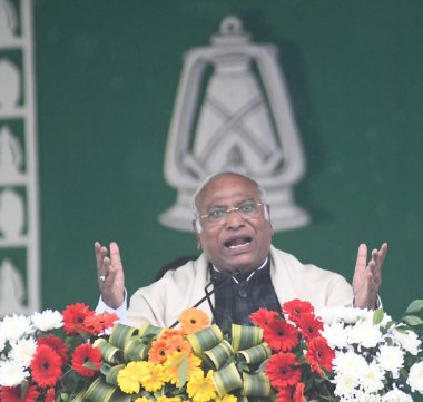 PATNA, INDIA - 3 Mart 2024 'te Hindistan' ın Patna kentinde RJD 'nin Jan Vishwas Maha mitinginde konuşan Kongre Başkanı Mallikarjun Kharge. Hindistan Ulusal Kalkınma Özel İttifakı (INDIA) liderleri)