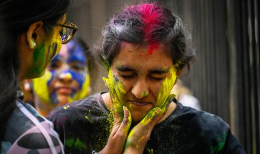 NEW DELHI, INDIA - 21 Mart 2024: Öğrenciler, 21 Mart 2024 'te Hindistan' ın Yeni Delhi kentinde, Matasundari Koleji 'nin önünde Holi festivali öncesinde renklilerle oynuyor