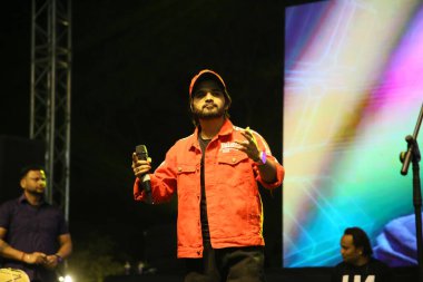 NEW DELHI, INDIA - 26 Şubat 2024: Şarkıcı Salman Ali Jamia Hamdard Üniversitesi 'nde Spor ve Kültür Haftası 2024' te sahne aldı