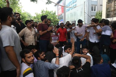NEW DELHI, INDIA - 29 Temmuz 2024 'te Hindistan' ın Yeni Delhi kentinde 3 öğrencinin boğularak öldüğü eski Rajinder Nagar 'daki IAS koçluk enstitüsü RAU öğrencileri sitesi dharna. (Fotoğraf: Sonu Mehta / Hindustan Times) 