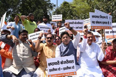 Delhi BJP liderleri ve işçileri Delhi CM Arvind Kejriwal 'i protesto ettiler ve 23 Mart 2024 tarihinde Hindistan' ın Yeni Delhi kentinde Rajghat yakınlarındaki bir dharna sırasında istifasını istediler..