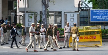 NEW DELHI, INDIA - 16 Mart 2024: Delhi Polis personeli, Delhi CM Arvind Kejriwal 'in 16 Mart 2024' te Yeni Delhi, Hindistan 'da DDU Marg' da görülmesi öncesinde Rouse Avenue Court 'un önünde görüldü..