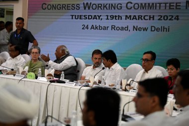 NEW DELHI, INDIA - 19 Mart 2024: Kongre Başkanı Mallikarjun Kharge, Sonia Gandhi, Rahul Gandhi, KC Venugopal ve Kongre Çalışma Komitesi (CWC) toplantısında yer alan diğer üyeler 