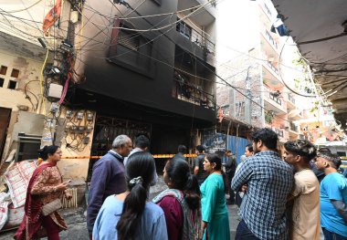 NEW DELHI, INDIA - 14 Mart 2024: 4 katlı Shahdara bölgesinde büyük bir yangın çıktı, 14 Mart 2024 tarihinde, Yeni Delhi, Hindistan 'da. Dört kişi, bir çift ve iki çocuk boğularak öldü..