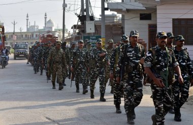 GHAZIABAD, INDIA - 19 Mart 2024: UP Polisi ve CRPF, yaklaşmakta olan Lok Sabha sandıkları öncesinde kanun ve düzeni korumak amacıyla Gaziabad Masuri polis merkezinin Nahal köyünde bayrak yürüyüşü yapıyor 