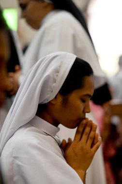 NOIDA, Hindistan - 31 Mart 2024: Paskalya gününde Sektör-34 'teki bir kilisede rahip namaz kılıyor. Paskalya, İsa 'nın çarmıha gerilmesinin ardından yeniden dirilişini kutlamak için kutlanır..