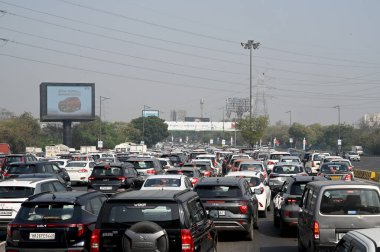 Noida-Delhi DND sınırında 14 Mart 'ta yoğun trafik sıkışıklığı gözlemlendi, 14 Mart 2024' te Hindistan 'ın Noida kentinde Ramlila bölgesinde Kisan Maha panchayat' ın sürmekte olan güvenlik kaygıları nedeniyle.. 